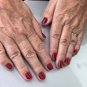 Manicure em esmalte vinho