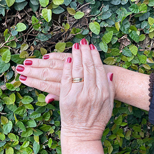 Manicure vinho ao ar livre