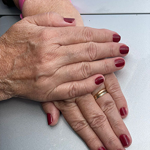 Manicure em esmalte vinho com acabamento brilhante
