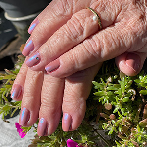 Manicure em tons pastel combinados