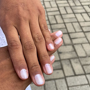 Manicure natural em tom nude