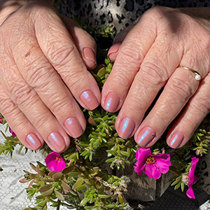 Manicure rosa claro com acabamento brilhante