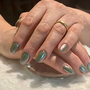 Manicure verde azulada com efeito metalizado