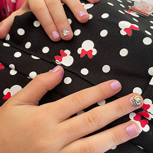 Unhas claras com detalhe decorativo