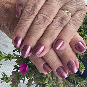 Manicure em esmalte lilás metálico