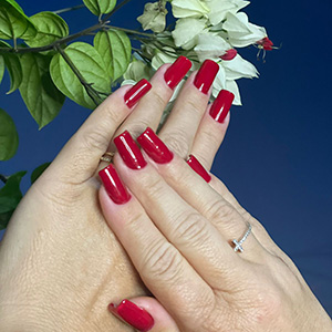 Manicure vermelha em jardim