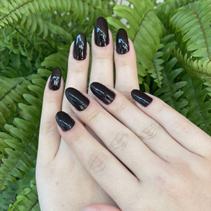 Manicure preta decorada com brilho