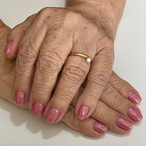 Manicure rosa com acabamento brilhante