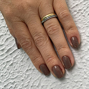Manicure marrom com glitter