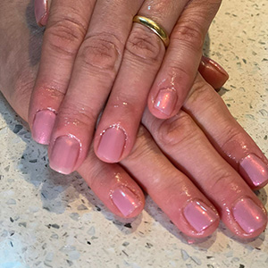Manicure rosa com acabamento brilhante
