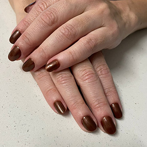 Manicure em esmalte marrom escuro