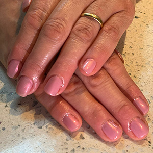 Manicure em tom coral rosado