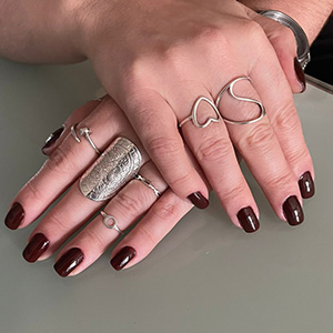 Manicure vinho com unhas decoradas