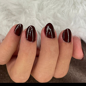 Unhas vinho com arte de linhas brancas