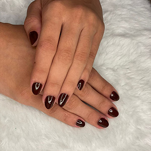 Manicure vinho com detalhe branco