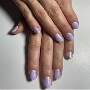 Manicure lilás claro