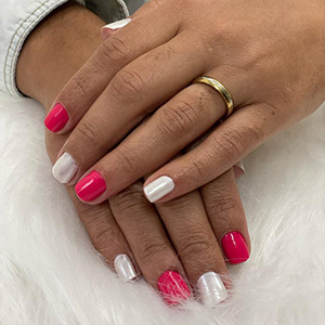 Manicure vermelha e branca com decoração