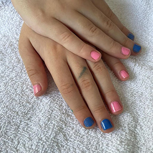 Manicure em tons claros com pontas azuis