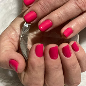 Manicure vermelha com acabamento brilhante
