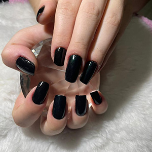 Manicure preta com acabamento brilhante